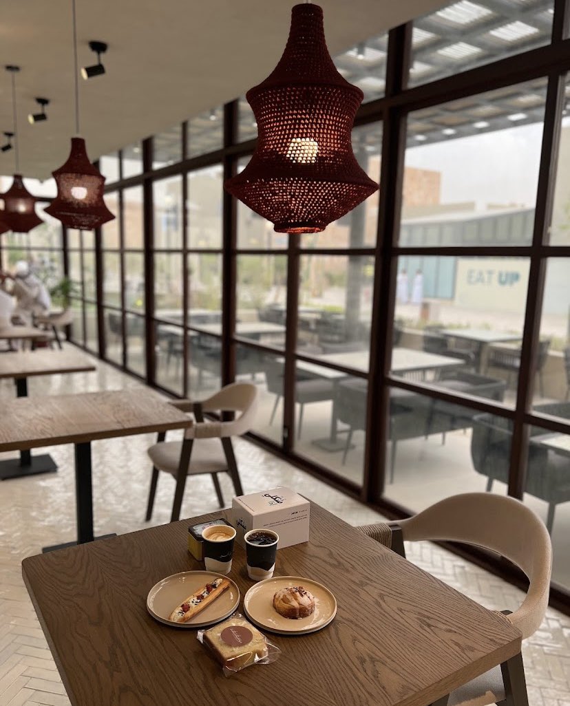 السقيفة ☕️بـ #الرياض عبارة عن كوفي ومكان تقدر تلعب فيه ألعاب الطاولة والورق🃏بفكرة جديدة، عندهم أنواع القهوة☕️ والحلويات🍰،الجلسات داخلية وخارجية، يفتح من 🕕 ٤ العصر إلى منتصف الليل، يحتاج حجز عن طريق الإنستقرام.
تقييم الزوار: 4.1 ⭐️

#ماب_السعودية
الموقع:
maps.app.goo.gl/nFEe9M5vmdYfDZ…