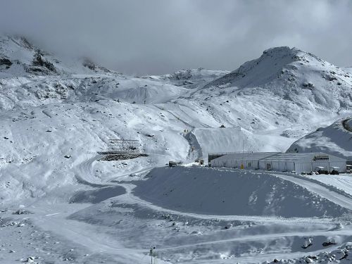 neveitalia's tweet image. La "Gran Becca" è pronta, tutto innevato anche a Cime Bianche: oggi i primi allenamenti "ufficiali" #fisski #AlpineSkiing #22Ottobre #scialpino dlvr.it/SxnbZ2