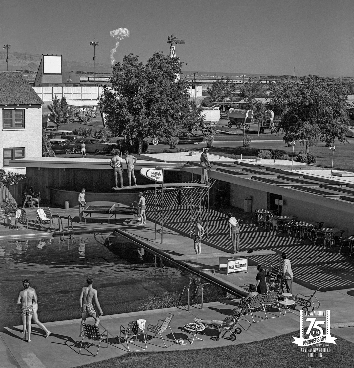 cute_history's tweet photo. Guests splashing into the Last Frontier pool watch a mushroom cloud, part of Operation Upshot-Knothole, at an atomic bomb test site outside Las Vegas #OTD in 1953.
Thanks @LVCVA!
#DiggingTheWorld https://t.co/jz4RE77IyF