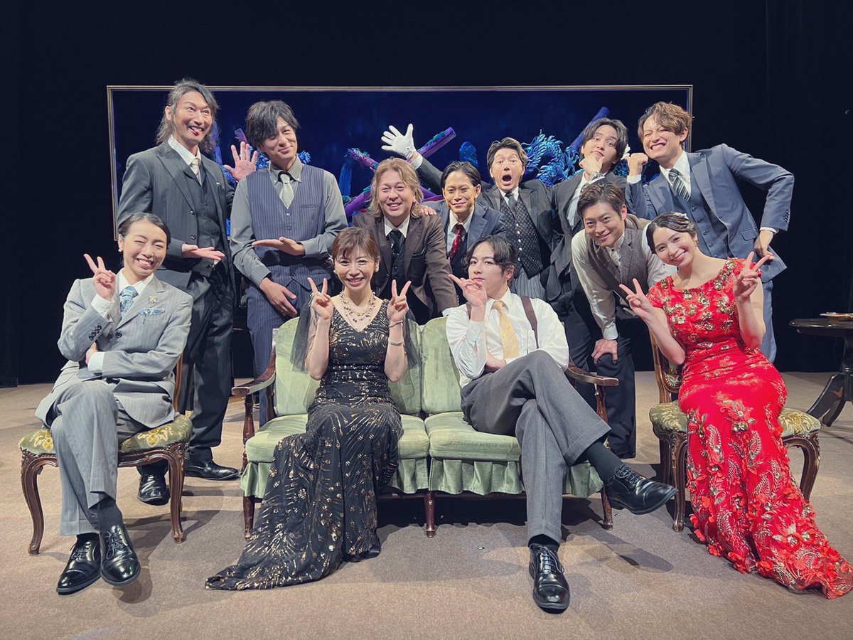 maruryouko's tweet photo. 舞台｢ETERNAL GHOST FISH -永恒机关魚- ｣終幕致しました。

舞台裏もそのまま中継したかった程楽しい座組でした。
もうお手袋隊の悪夢にうなされる事はないかと思うとホッとするけど少し寂しく思ったり。

振り返れなくても
生きていれば、また会える。

心より、有難う御座いました🐟
#舞台永魚 https://t.co/gfGeRVJlfg