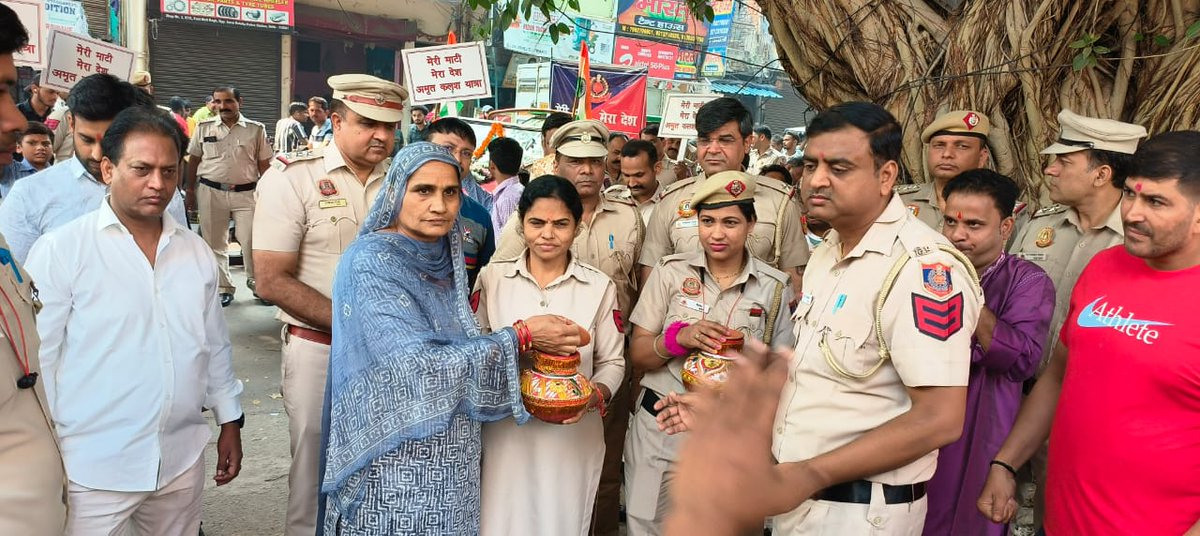 DcpNorthDelhi's tweet photo. भारत की समृद्ध धरोहर का सम्मान करने और बहादुर योद्धाओं को सलाम करने के लिए #AmritKalashYatra को #MeriMatiMeraDesh के बैनर तले दिल्ली पुलिस उत्तर जिले में फ्लैग ऑफ किया गया, पुलिस घरों से मिट्टी जमा कर पंच प्राण प्रतिज्ञा दिया, और ढोल-ढमाके के साथ यात्रा शुरू हुई। #AmritMahotsav https://t.co/N4EEtc6DWw