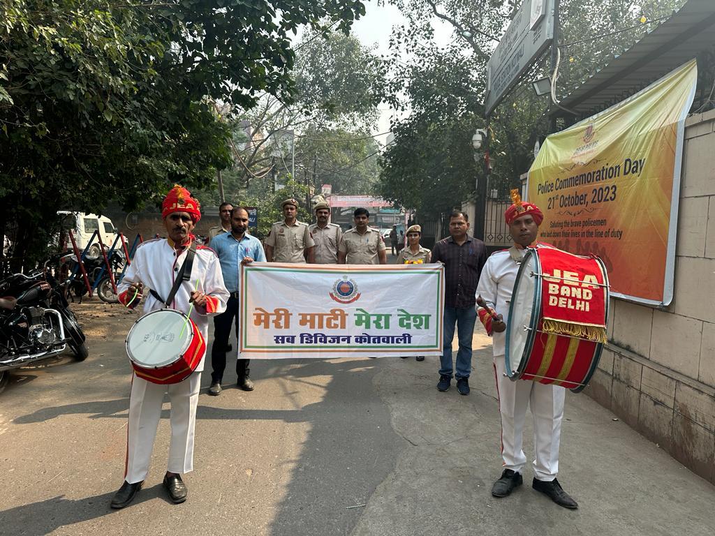 DcpNorthDelhi's tweet photo. भारत की समृद्ध धरोहर का सम्मान करने और बहादुर योद्धाओं को सलाम करने के लिए #AmritKalashYatra को #MeriMatiMeraDesh के बैनर तले दिल्ली पुलिस उत्तर जिले में फ्लैग ऑफ किया गया, पुलिस घरों से मिट्टी जमा कर पंच प्राण प्रतिज्ञा दिया, और ढोल-ढमाके के साथ यात्रा शुरू हुई। #AmritMahotsav https://t.co/N4EEtc6DWw