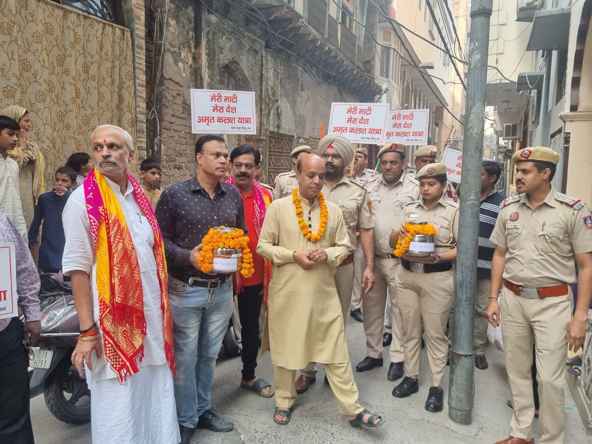 DcpNorthDelhi's tweet photo. भारत की समृद्ध धरोहर का सम्मान करने और बहादुर योद्धाओं को सलाम करने के लिए #AmritKalashYatra को #MeriMatiMeraDesh के बैनर तले दिल्ली पुलिस उत्तर जिले में फ्लैग ऑफ किया गया, पुलिस घरों से मिट्टी जमा कर पंच प्राण प्रतिज्ञा दिया, और ढोल-ढमाके के साथ यात्रा शुरू हुई। #AmritMahotsav https://t.co/N4EEtc6DWw