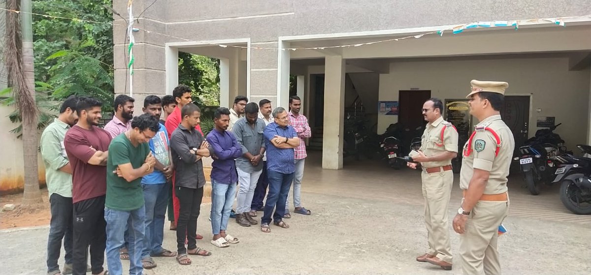 vizagcitypolice's tweet photo. CPగారి ఆదేశాలతో నగరంలో అన్ని పోలీస్ స్టేషన్లలో రౌడీ షీటర్లకు,సస్పెక్ట్ షీటర్లకు కౌన్సిలింగ్ నిర్వహించి,సత్ప్రవర్తనతో వ్యవహరిస్తే రౌడీ షీట్ తొలగిస్తామని,ఎవరైనా ప్రజాశాంతికి భంగం కలిగిస్తే వారిపై PDయాక్ట్,నగర బహిష్కరణ వంటి కఠిన చర్యలు తీసుకోవడం జరుగుతుందని తెలియజేశారు.
@APPOLICE100 https://t.co/XAoQAKXbDu