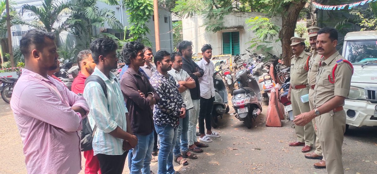 vizagcitypolice's tweet photo. CPగారి ఆదేశాలతో నగరంలో అన్ని పోలీస్ స్టేషన్లలో రౌడీ షీటర్లకు,సస్పెక్ట్ షీటర్లకు కౌన్సిలింగ్ నిర్వహించి,సత్ప్రవర్తనతో వ్యవహరిస్తే రౌడీ షీట్ తొలగిస్తామని,ఎవరైనా ప్రజాశాంతికి భంగం కలిగిస్తే వారిపై PDయాక్ట్,నగర బహిష్కరణ వంటి కఠిన చర్యలు తీసుకోవడం జరుగుతుందని తెలియజేశారు.
@APPOLICE100 https://t.co/XAoQAKXbDu