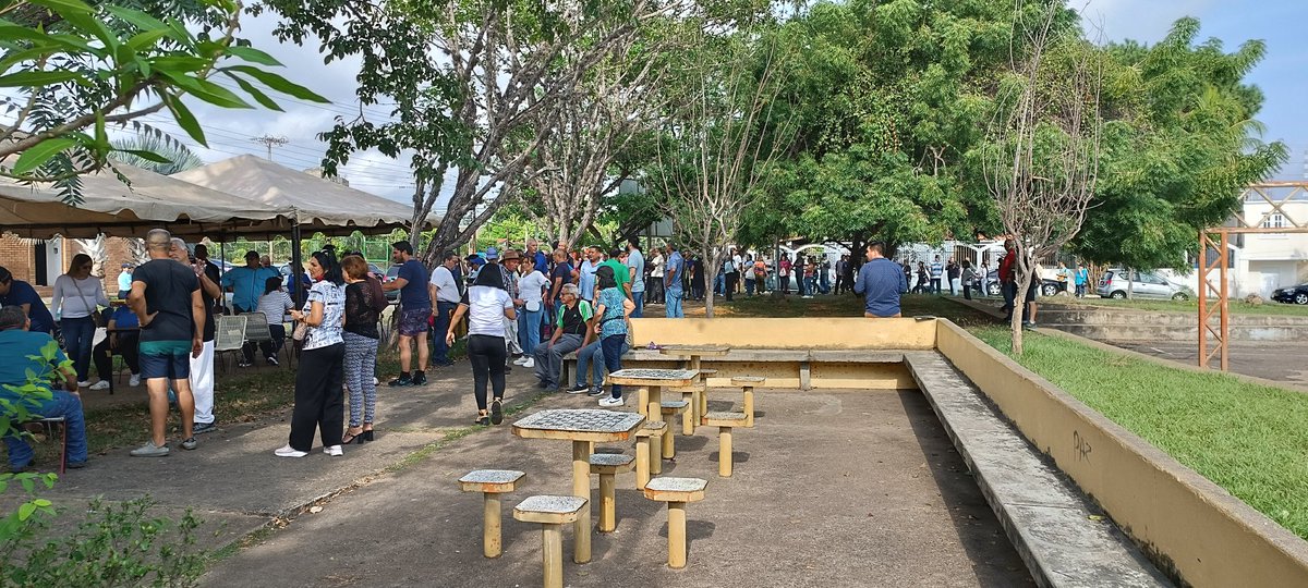 LosOlivosInfo's tweet photo. #230ct 08:30 AM | #Primarias2023 Proceso de elecciones primarias de la oposición dio inicio con filas de electores en el centro de votación de la Plaza Chipia, en el sector Los Olivos de Puerto Ordaz. https://t.co/LgcTLt6Exw