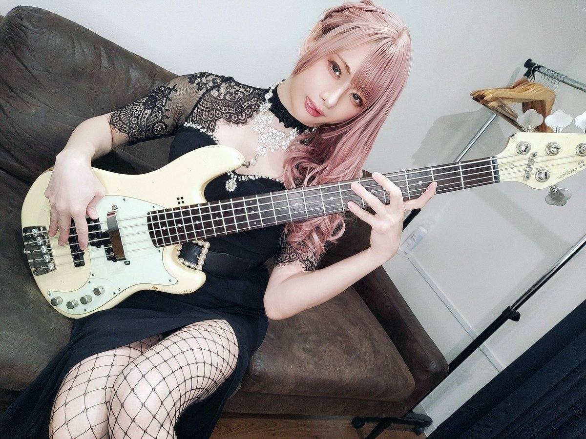 7年ぶりの少年シンデレラでした！！
ありがとうございました✌️(*^◯^*)✌️
他のメンバーがロリータ衣装の中、ひとりキャバ嬢でした笑
ご指名ありがとうございまぁす♡