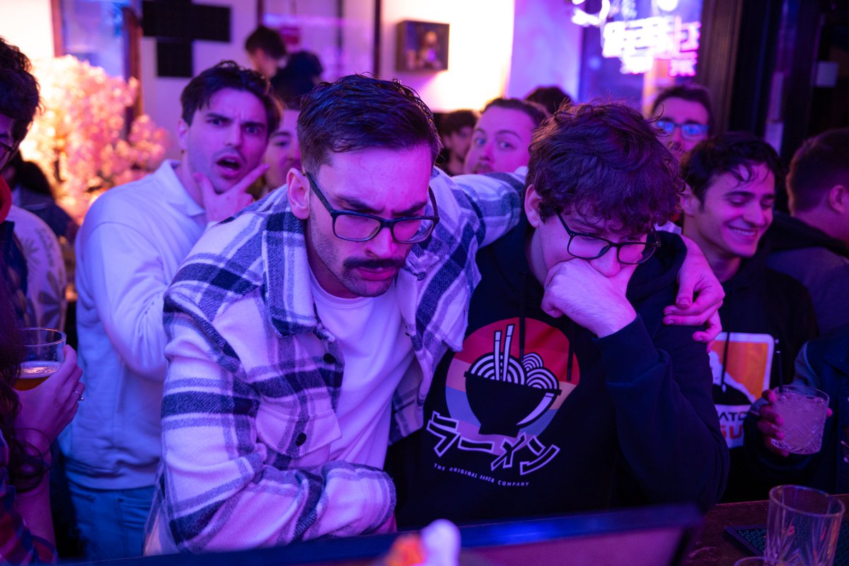 avecle6's tweet photo. Pourquoi aime-t-on les jeux vidéo ?

Pour jouer bien sûr mais aussi pour les rencontres que l'on peut faire grâce à eux. Le meet &amp; greet d'hier soir en est encore la preuve. 

Merci à toutes celles et ceux qui sont passés à cette soirée inoubliable ! ❤️ 

📷 @Myrdwin

#avecle6 🇫🇷 https://t.co/afbwvdD30z