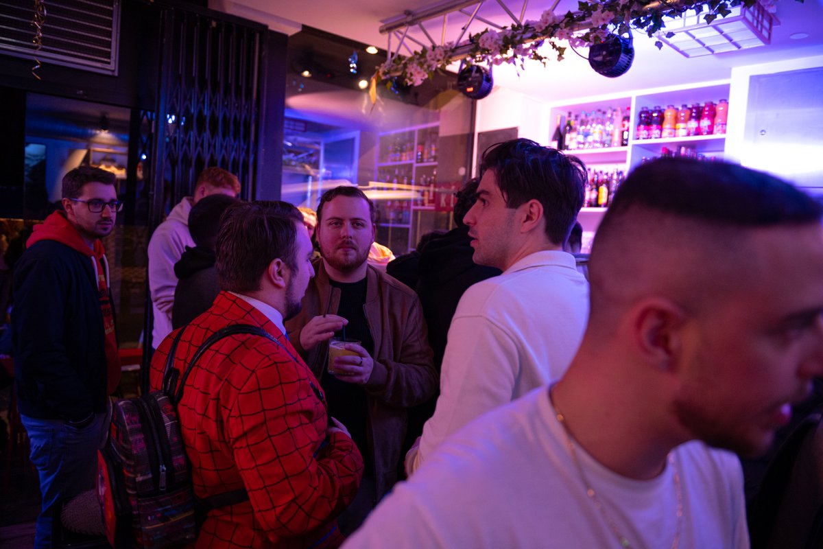 avecle6's tweet photo. Pourquoi aime-t-on les jeux vidéo ?

Pour jouer bien sûr mais aussi pour les rencontres que l'on peut faire grâce à eux. Le meet &amp; greet d'hier soir en est encore la preuve. 

Merci à toutes celles et ceux qui sont passés à cette soirée inoubliable ! ❤️ 

📷 @Myrdwin

#avecle6 🇫🇷 https://t.co/afbwvdD30z