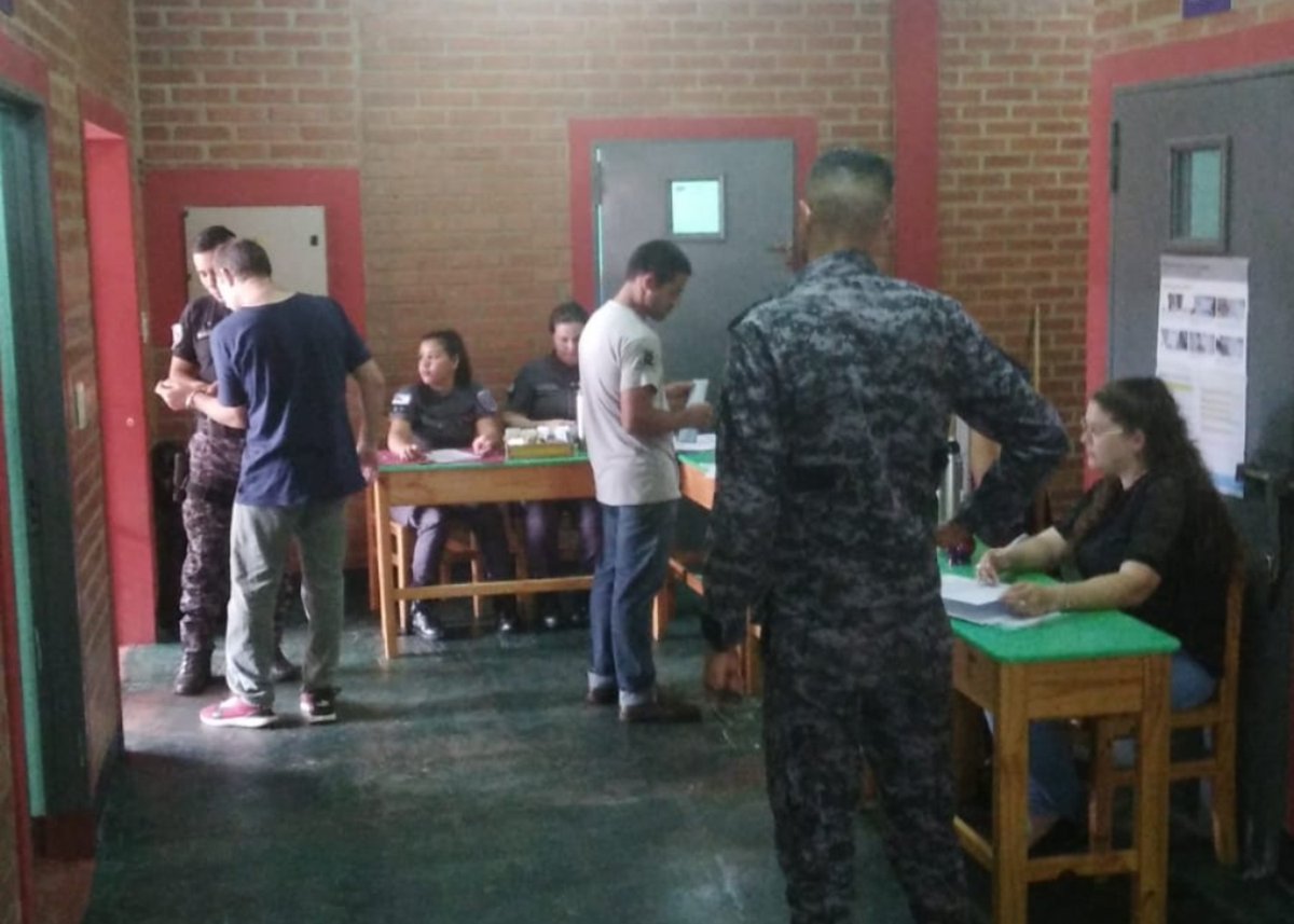 DuttoManuel's tweet photo. 👉🏻 En las unidades de toda la provincia dimos inicio a las #Elecciones2023, garantizando el derecho al voto de 1011 personas privadas de la libertad.

Los comicios se desarrollan con normalidad gracias al trabajo del personal penitenciario con los fiscales y autoridades de mesa👏🏻 https://t.co/kmGnqTfL9F