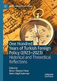 De nombreux ouvrages parus à l'occasion du centenaire de la République turque (29 octobre prochain), qui seront très utiles pour prendre du recul sur 100 ans de changements en 🇹🇷 : la somme de @ahmeterdiozturk et @AlpOzerdem, le livre de @sinemacikmese et @BinnurOT 1/