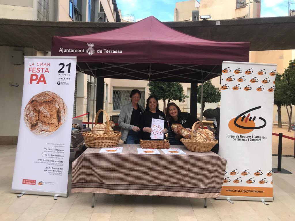 VoluntaTerrassa's tweet photo. Ahir vam participar i ajudar a fer possible la festa del pa del @gremipabcn de #Terrassa envers a la celebració de la festa del pà moltes gràcies per la confiança i seguirem comptant amb Vosaltres 😃 https://t.co/xkqw9B9x6m