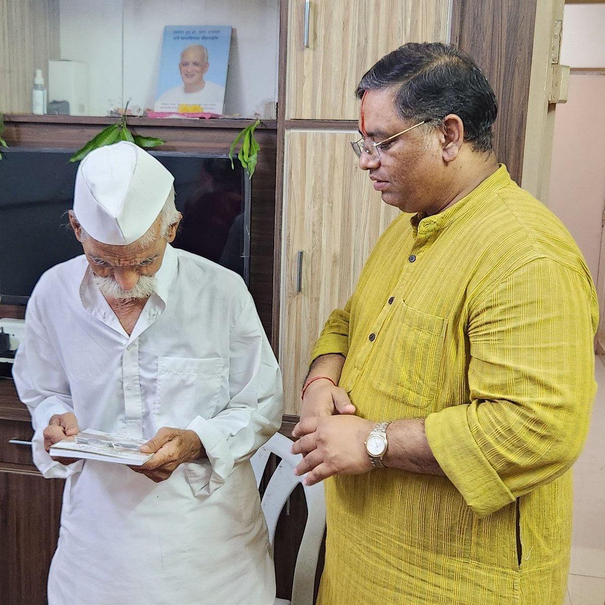 ‘श्रीशिवप्रतिष्ठान हिंदुस्थान’चे प्रमुख पू. संभाजीराव भिडेगुरुजी यांची हिंदु जनजागृती समिती चे राष्ट्रीय प्रवक्ता श्री. <a href="/Ramesh_hjs/">🚩 Ramesh Shinde 🇮🇳</a> यांनी सदिच्छा भेट घेऊन त्यांना ‘मी सनातन धर्मरक्षक’ या अभियानाबद्दल अवगत गेले.