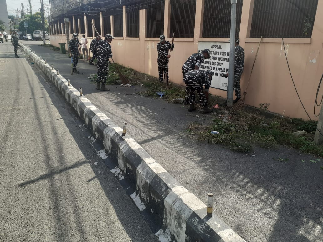 160BNCRPF's tweet photo. #SpecialCampaign3 
Men Of 160Bn CRPF with the aim of cleanliness .#SwachhataHiSeva .
@PMOIndia @HMOIndia @PIBHomeAffairs @crpfindia @WSCRPF2016 @jammusector https://t.co/k9gGIX4gHq