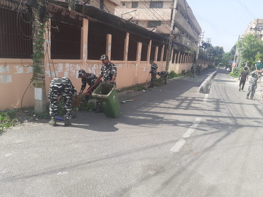 160BNCRPF's tweet photo. #SpecialCampaign3 
Men Of 160Bn CRPF with the aim of cleanliness .#SwachhataHiSeva .
@PMOIndia @HMOIndia @PIBHomeAffairs @crpfindia @WSCRPF2016 @jammusector https://t.co/k9gGIX4gHq