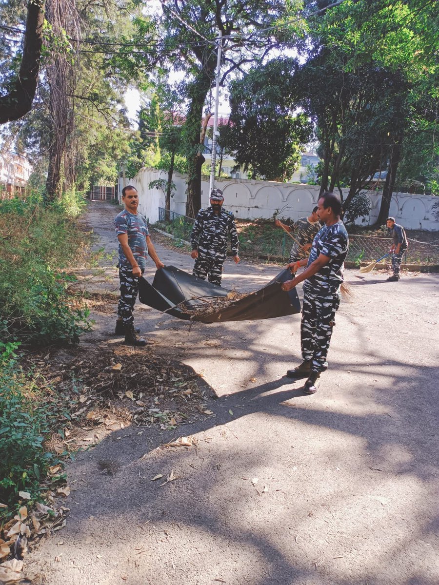 #SpecialCampaign3 
Men Of 160Bn CRPF with the aim of cleanliness .#SwachhataHiSeva .
<a href="/PMOIndia/">PMO India</a> <a href="/HMOIndia/">गृहमंत्री कार्यालय, HMO India</a> <a href="/PIBHomeAffairs/">PIB - Ministry of Home Affairs</a> <a href="/crpfindia/">🇮🇳CRPF🇮🇳</a> <a href="/WSCRPF2016/">WESTERN SECTOR CRPF</a> <a href="/jammusector/">jammu sector crpf</a>
