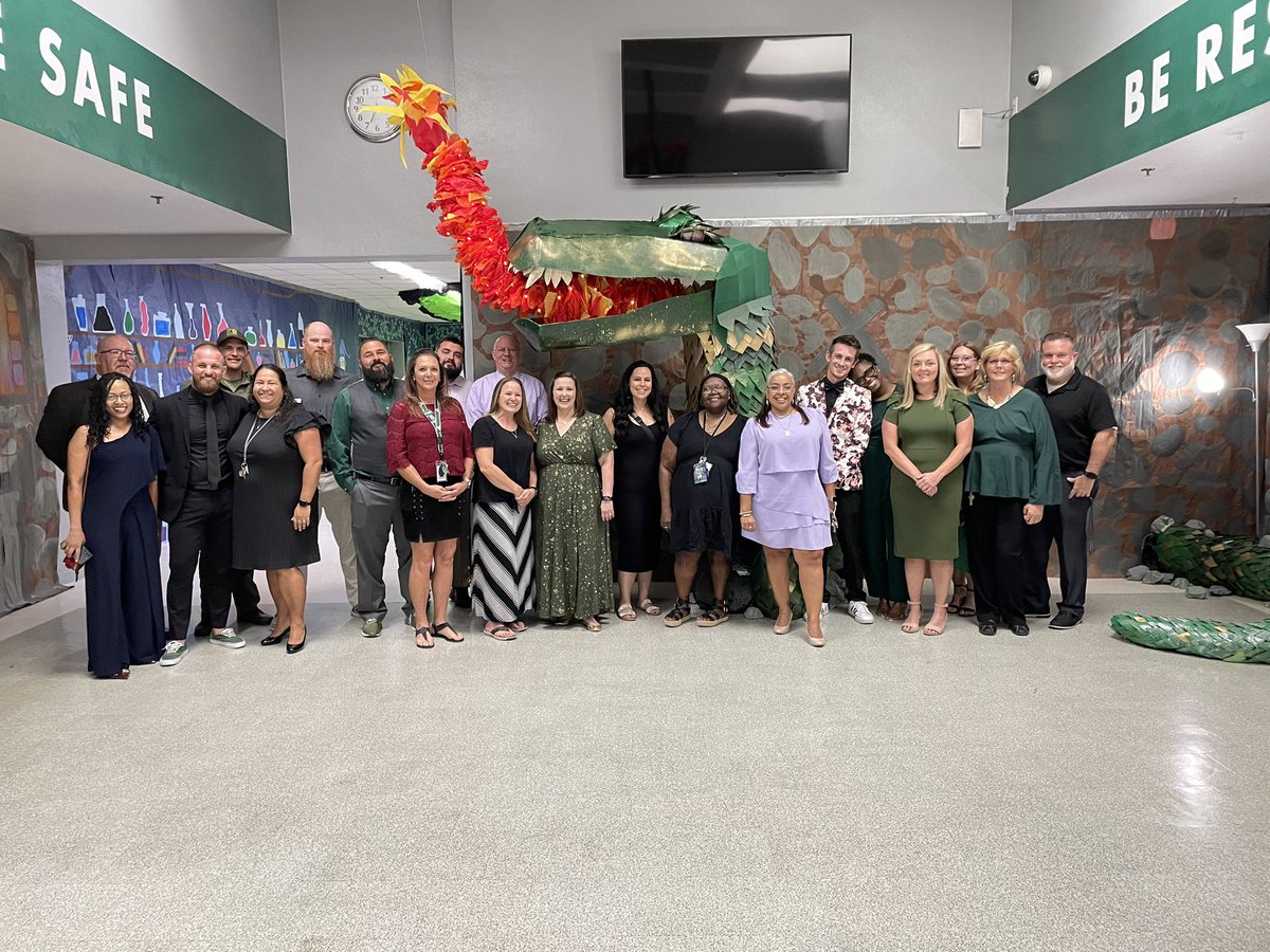 EvanaFretterd's tweet photo. Coordinating #HOMECOMING is a HUGE task, @FPCSGA can’t do it alone! Thank you to art club, wood shop class, ALL the chaperones, SRD’s, custodial, ROTC for concessions, our admin team, and of course our bookkeeper - drove her crazy - 💚you Ms. Linda @FPCHS https://t.co/G6nAEUdw5U