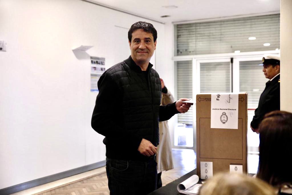 Votando con gran esperanza. Vamos por una Argentina mejor. Tu voto ayuda a fortalecer nuestra democracia.