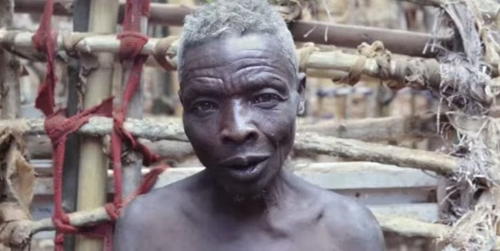 Un hombre de Ruanda lleva 55 años en aislamiento por su miedo a las mujeres. Su condición se llama gynophobia y provoca un miedo extremo a las mujeres. “me construí una casa con palos de madera y tengo vallas alrededor para asegurarme de que ninguna se acerque a mi”
