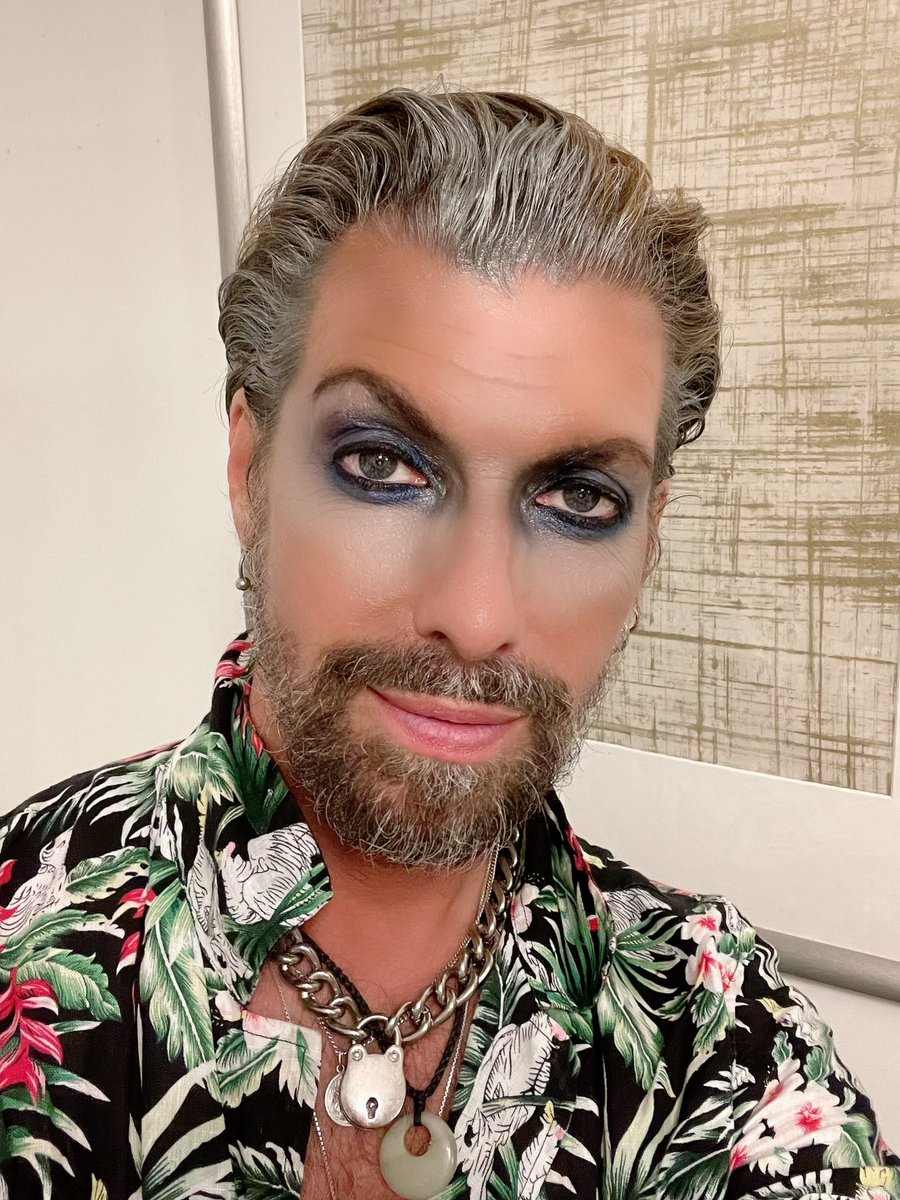 TheMiloMiles's tweet photo. These photos 👆🏼are one week apart👇🏼

It’s amazing how much a little facial hair or light maquillage can change you!

#TheMiloMiles
#Fabulovely
#Fabuloveliness
#MiloMilesOfficial
#MiloMilesEnt
#MyLifeMyRules
#AllTheRestIsDrag
🏳️‍🌈🇬🇧🇨🇦 https://t.co/4MPXuORNcc