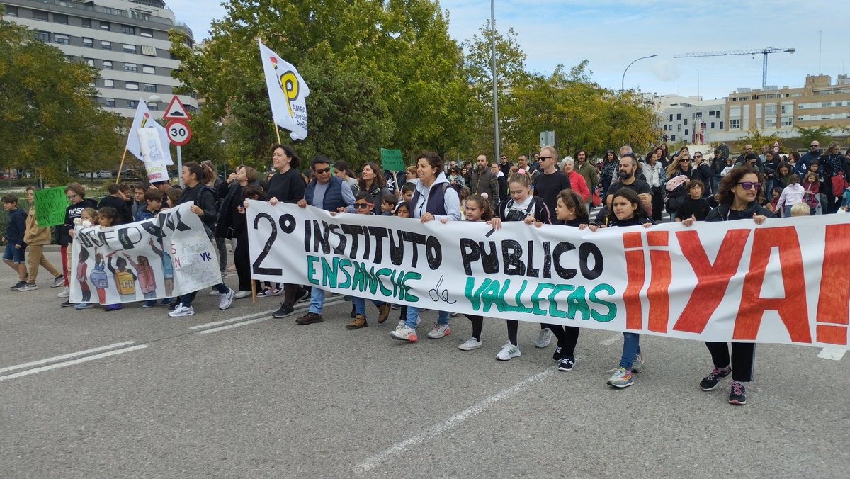 qqvillalobos's tweet photo. Sra @IdiazAyuso el #EnsanchedeVallecas necesita ya un 2° IES y no más CEIPSOs.
Deje de maltratar la #EducaciónPública y acepte que somos muchas familias necesitando buenos servicios públicos. Haga su trabajo y déjese de política nacional.
#2IESYA #NoSinMiIES #NoDisfrutesLoVotado https://t.co/W8yQG84x2Q