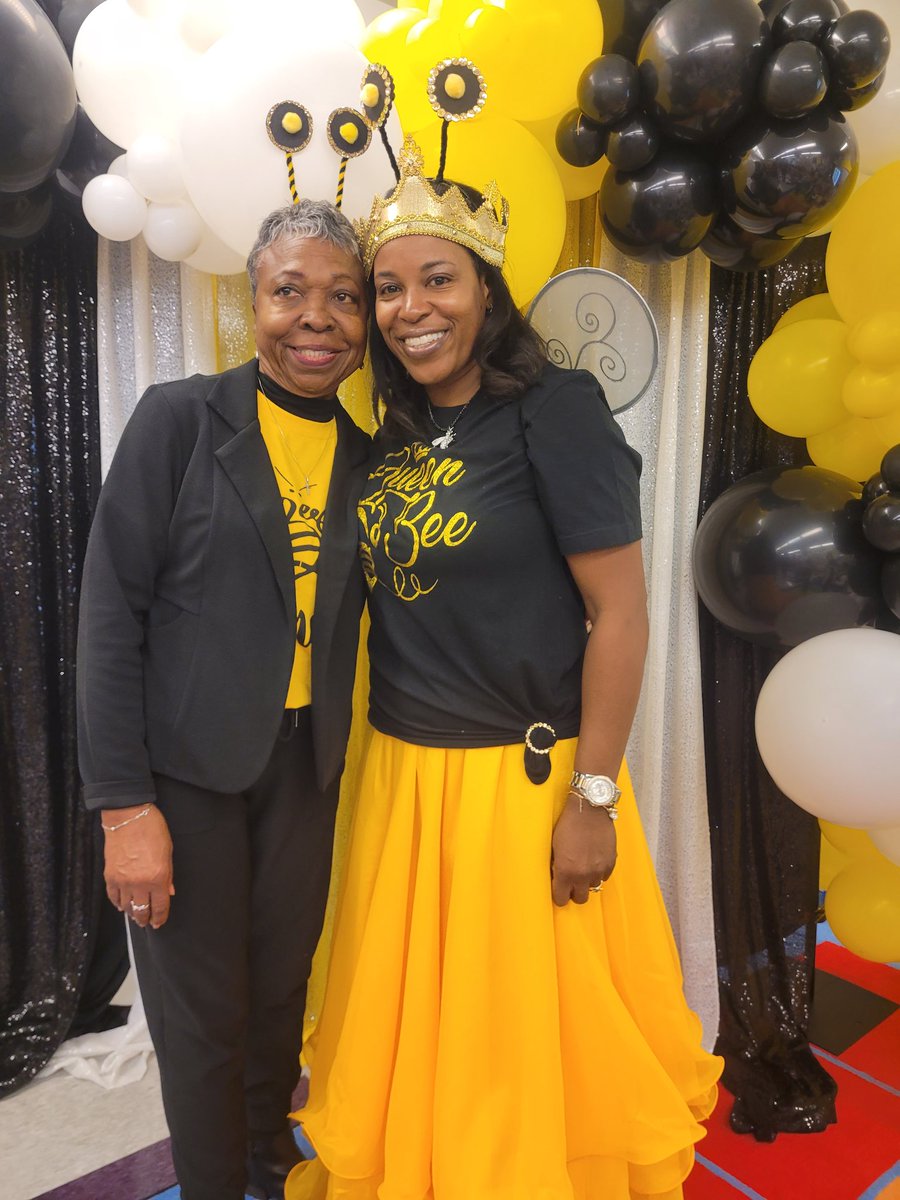 QueenBeeMsCNJ's tweet photo. The Busy Bee Ceremony of 2023 🐝🐝🐝
Family support is everything!
#busybee102 #laspantherpride #orangestrong #kindergartenrocks #kindergartenteacher #GoodtoGreat #kindergarten @Gerald_Fitzhugh @Principal_JB1 #orange💪🏾 https://t.co/PYC2cppXdZ