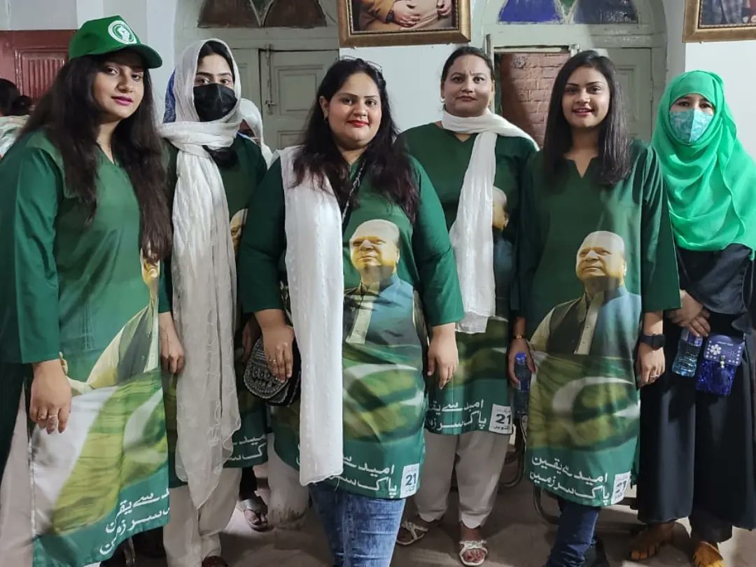 Rabbeeyah1's tweet photo. Youngest or older ones all are determinative for there Qaid @NawazSharifMNS Sahab &amp; have  great spirit for there leadership, UC37 PP146 Youth &amp; Motherwing is all together for welcoming. @HamzaSS @CMShehbaz @MaryamNSharif @hinaparvezbutt #21october2023 #خوش_آمدید_نوازشریف #PP146 https://t.co/EaBqYR8vhg