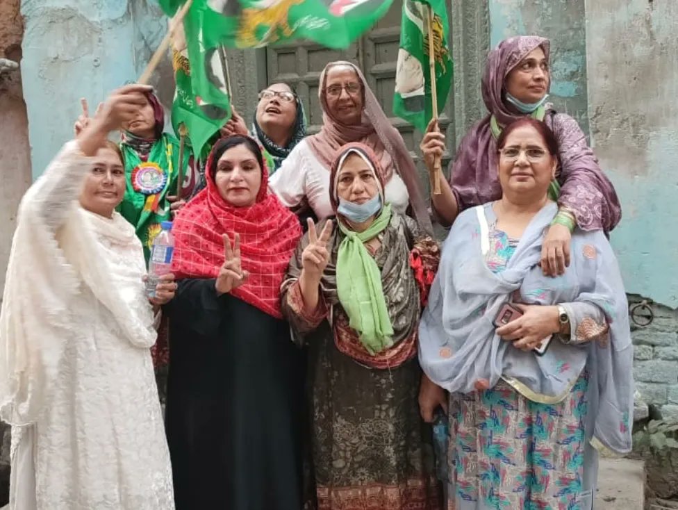 Rabbeeyah1's tweet photo. Youngest or older ones all are determinative for there Qaid @NawazSharifMNS Sahab &amp; have  great spirit for there leadership, UC37 PP146 Youth &amp; Motherwing is all together for welcoming. @HamzaSS @CMShehbaz @MaryamNSharif @hinaparvezbutt #21october2023 #خوش_آمدید_نوازشریف #PP146 https://t.co/EaBqYR8vhg