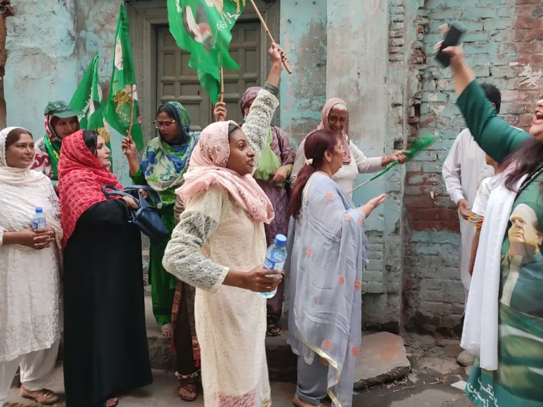 Rabbeeyah1's tweet photo. Youngest or older ones all are determinative for there Qaid @NawazSharifMNS Sahab &amp; have  great spirit for there leadership, UC37 PP146 Youth &amp; Motherwing is all together for welcoming. @HamzaSS @CMShehbaz @MaryamNSharif @hinaparvezbutt #21october2023 #خوش_آمدید_نوازشریف #PP146 https://t.co/EaBqYR8vhg