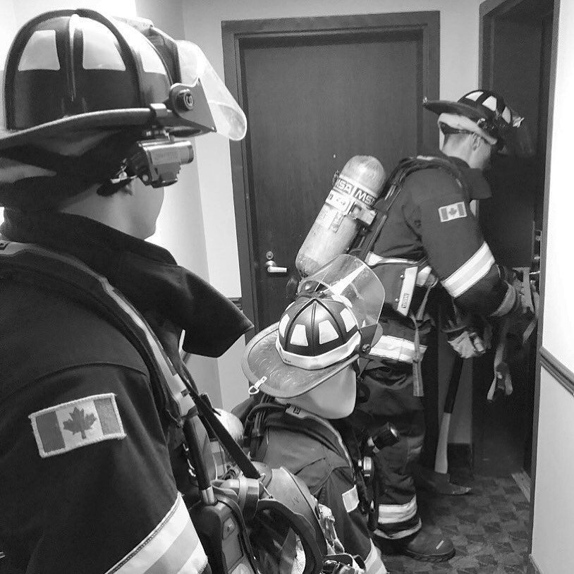 FirehouseTrain1's tweet image. We’re back. 🏢🔥#highrisesearchtactics #doorcontrol #northerncanada #thegreatwhitenorth #firetraining #setsandreps #skillsanddrills #ventilationprofile #highrisefirefighting #highrisefires #industrialfire #emergencyresponse #firetraining #firefighter
