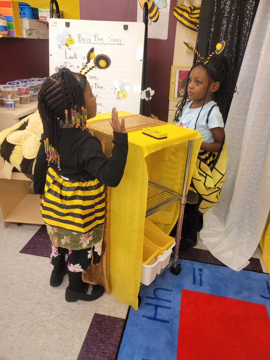 QueenBeeMsCNJ's tweet photo. The Busy Bee Ceremony of 2023 🐝🐝🐝
We have a new dramatic play workstation! 👸🏾 🐝
#busybee102 #laspantherpride #orangestrong #kindergartenrocks #kindergartenteacher #GoodtoGreat #kindergarten @Gerald_Fitzhugh @Principal_JB1 #orange💪🏾 https://t.co/Z3ZO4SrTyO