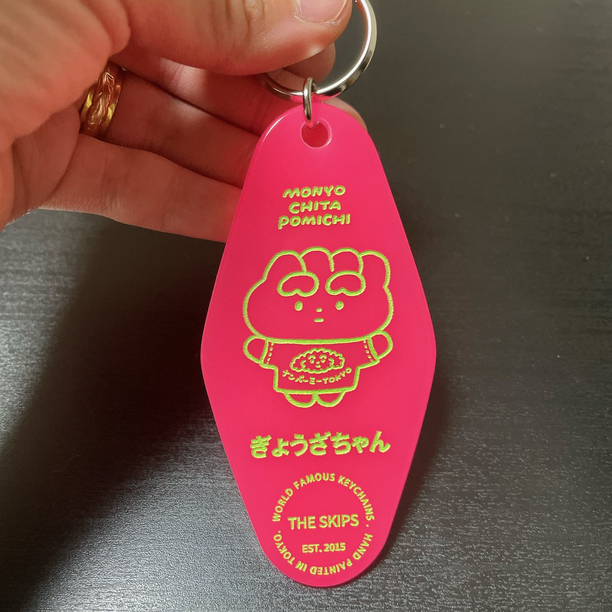 gMAtx15ulPuzra4's tweet photo. 大好きなイラストレーターさんのぎょうざちゃんのキーホルダー嬉しくて早速買って今日届きました♥️可愛いすぎる🥺︎︎🫶💘
リュックにつけようかな💓
 #モニョチタポミチ  #ぎょうざちゃん
 #ナンバーミーTOKYO
 # THE SKIPS https://t.co/syVLi4F6SA