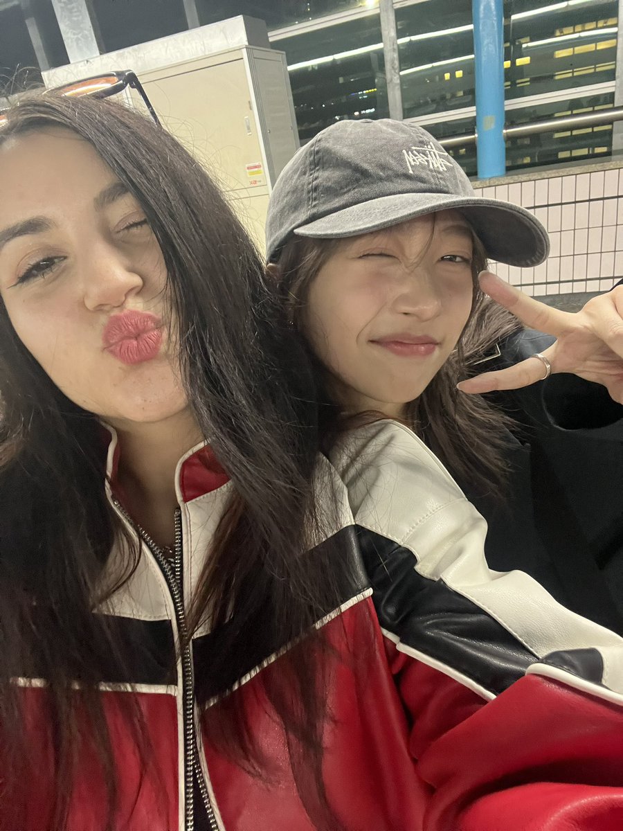 i just coincidentally met hannah after the concert she's actually the nicest person ever ilysm thank u  sooo much <a href="/hannahhbbahng/">hannah bahng</a> 🫶