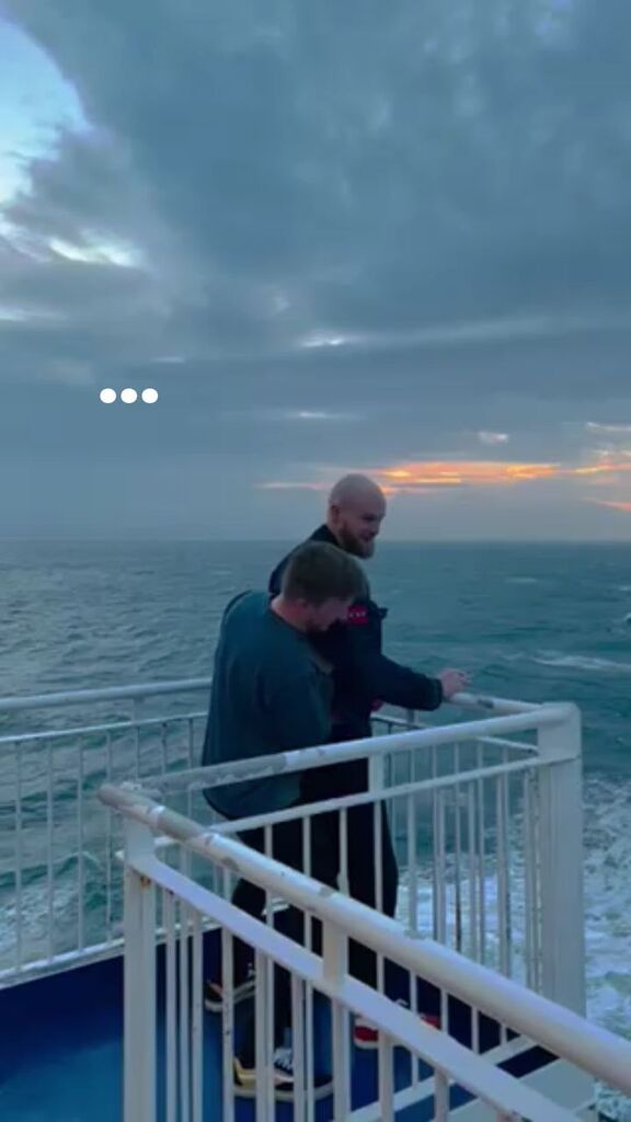 PhaseBand's tweet photo. 🚢 When your love life hits an iceberg, just remember - we'll never let go of the good times! 💙❄️ #TitanicLifeLessons #LoveOnTheRocks #TitanicVibes #LivingLargeOnDeck https://t.co/Lyv0YayzSb https://t.co/QcGU3GqEg6