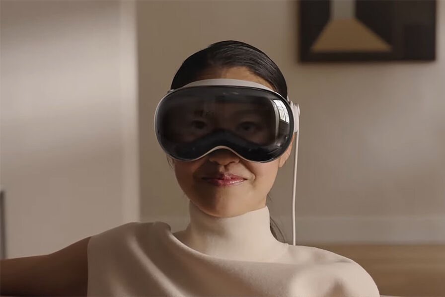 davpicard's tweet photo. La version moins chère (et moins performante) du #VisionPro le masque de #RealiteMixte d'#Apple coûtera entre 1500 et 2500💲. Ça reste toujours un device de professionnels (et geeks avec bcp de moyens) imaginant le #Metavers made in Cupertino 😎😉 https://t.co/Wk6GMzf3vS