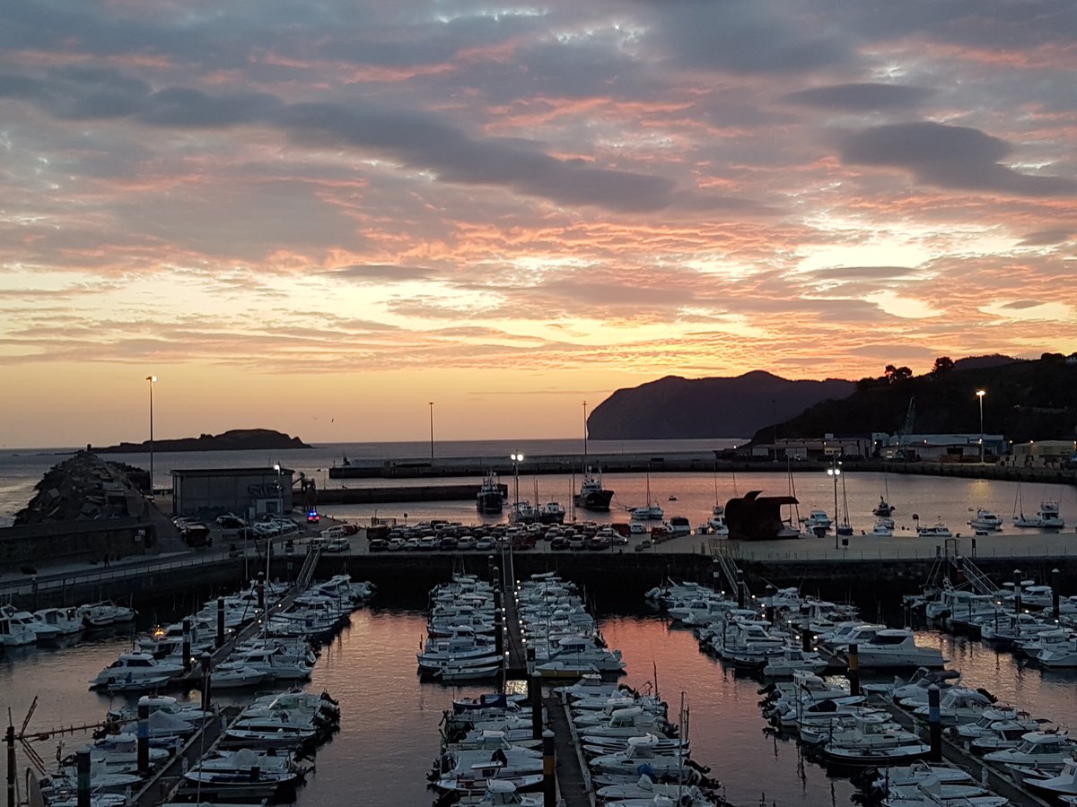 alberto2019bl's tweet photo. Mis fotografías de Espacios Urbanos y Naturales 📷 🏛 ⛰

"Agua, Tierra, Fuego y Aire"

Puerto Viejo de Bermeo (Vizcaya/Bizkaia) con la isla de Ízaro y el peñón de Ogoño al fondo. Octubre de 2023 https://t.co/E2aHHqtX68