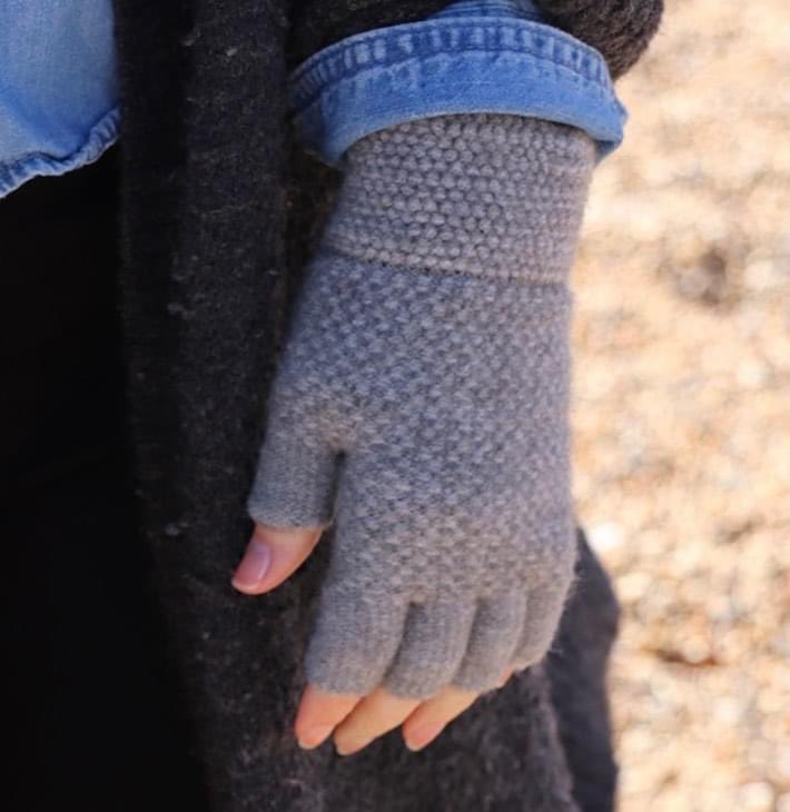 Our fingerless gloves have made a welcome return, this time in 5 delicious colours. 

I was initially slow to grasp the concept but now I’m hooked.

#fingerlessgloves #workfromhome #giftideas #surreyboutique #esher #claygate #fun

catandmouse.boutique/fingerless-glo…