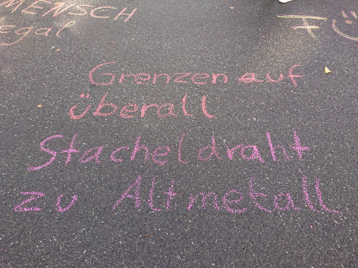 AusRaus's tweet photo. Wir bedanken uns bei allen Menschen, die heute in Klotzsche dabei waren. So verschieden wir waren, gemeinsam haben wir dem menschenverachtenden Schmutz eines Max Schreiber widersprochen. #dd2210 https://t.co/12yX9mKaNT