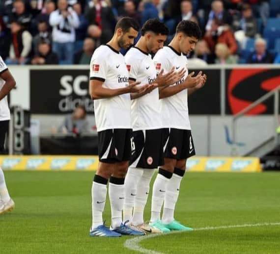 derradjihafid's tweet photo. المصري 🇪🇬 عمر مرموش، و التونسي 🇹🇳 الياس السخيري ، و الجزائري 🇩🇿 فارس شايبي، يصنعون الحدث في مباراة فريقهم إنترخت فرانكفورت ضد هوفنهايم عندنا وقفوا دقيقة صمت و قرؤوا الفاتحة سويا ترحما على ضحايا العدوان على غزة قبيل المباراة.   
 🇪🇬🇩🇿🇹🇳 .. https://t.co/sIolMJSsUx