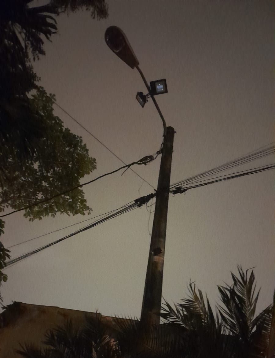 Buenas tardes Sres. @electricagquil, <a href="/servicioscnelep/">Servicios CNEL EP</a>  En la Manzana 2746  se encuentra una iluminaria  quemada. Por favor atender.
Poste N°202013