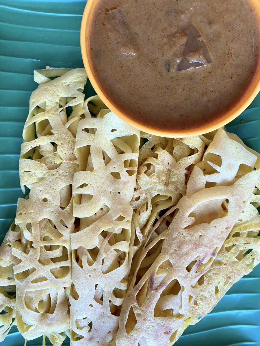 🍞 🍛 Roti Jala 

Roti jala with potato curry for a weekend breakfast.
#malaysianfood #penangfoodie