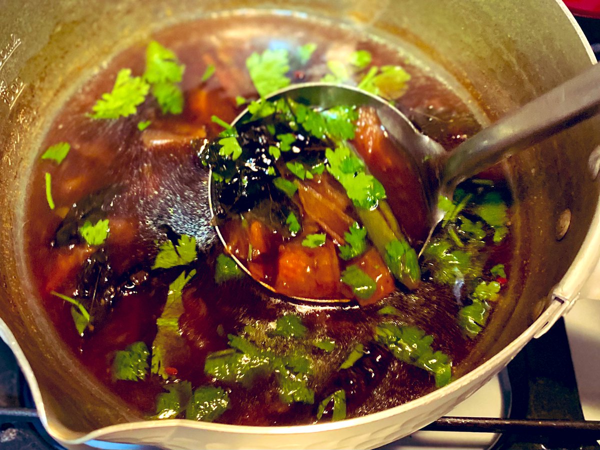 gdkziueblpy's tweet image. これを読み始めてから、ラッサム食べたい！！！

という気持ちが抑えられなくなって気づいたらスーパーで青唐辛子と香菜とトマトを買って、家にあるカレーリーフを摘んでた

まだ半分しか読んでないのにこの効果

恐るべき、マサラ小説

#少し不思議なカレーの物語