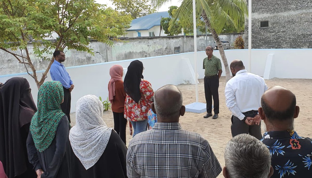 MoEdumv's tweet photo. ވ. ރަކީދޫ ސްކޫލްގައި ސެޓެލައިޓް ސްކޫލް ނިޒާމުން މިއަދު ކިޔަވައިދޭން ފަށައިފި. މި ސްކޫލްގެ ކިޔެވުން މި ފެށުނީ 3 ދަރިވަރުންނާ އެކު. (1/2) https://t.co/4Vehm2agEZ