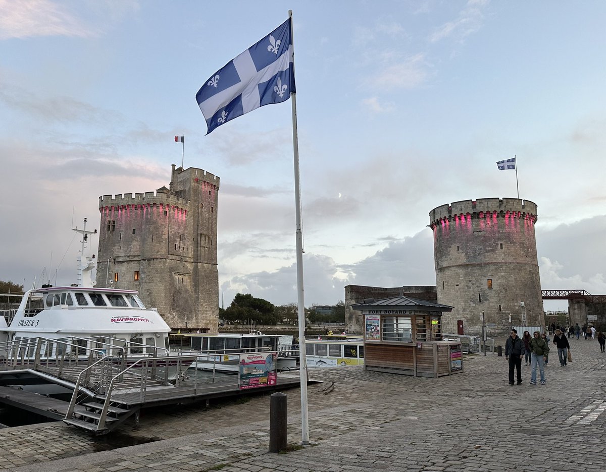 GPoirier53's tweet photo. La Rochelle pavoisée pour accueillir les VIe Assises de la coopération décentralisée franco-québécoise lundi et mardi. 🇫🇷🇲🇶 https://t.co/hN5Xa1dsua