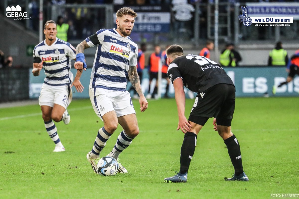 MSVDuisburg's tweet photo. Das Beste am gestrigen Spiel gegen Bielefeld: Thomas #Pledl gab sein Comeback! Jetzt heißt es voller Fokus aufs Derby gegen Essen! 🔜
Die Impressionen von gestern, gibt's in der #GEBAG-Fotogalerie!
📷👉🏼https://t.co/gXaVPmnxTC #MSVDSC #WeilDUesBist https://t.co/VC0Iezqv0E