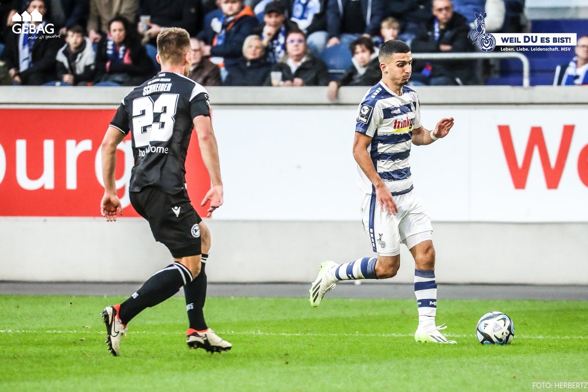 MSVDuisburg's tweet photo. Das Beste am gestrigen Spiel gegen Bielefeld: Thomas #Pledl gab sein Comeback! Jetzt heißt es voller Fokus aufs Derby gegen Essen! 🔜
Die Impressionen von gestern, gibt's in der #GEBAG-Fotogalerie!
📷👉🏼https://t.co/gXaVPmnxTC #MSVDSC #WeilDUesBist https://t.co/VC0Iezqv0E
