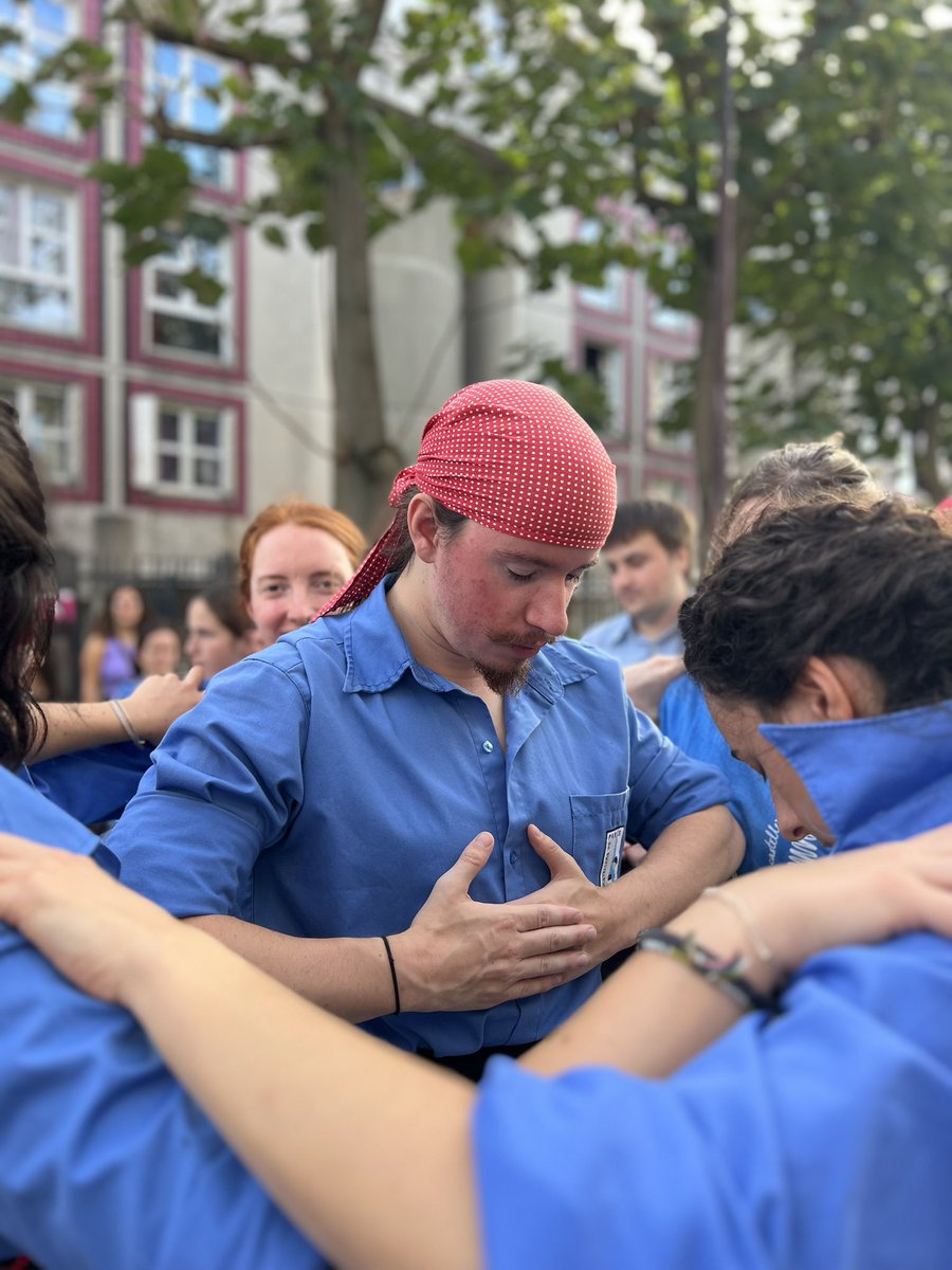 Geperuts's tweet photo. Vous êtes prêts pour aujourd’hui?👏🏼
Préparez mains, faixes, pieds et chemises!!
📍 @104paris
🕦16:00h
Fem pinya!
#EnsemblePlusHaut #castells #patrimoinevivant #castellers #somcastellers #castellersdeparis #colla #collacastellera #assaig #humantowers #tourshumaines #geperuts https://t.co/rG2mwbBwIA
