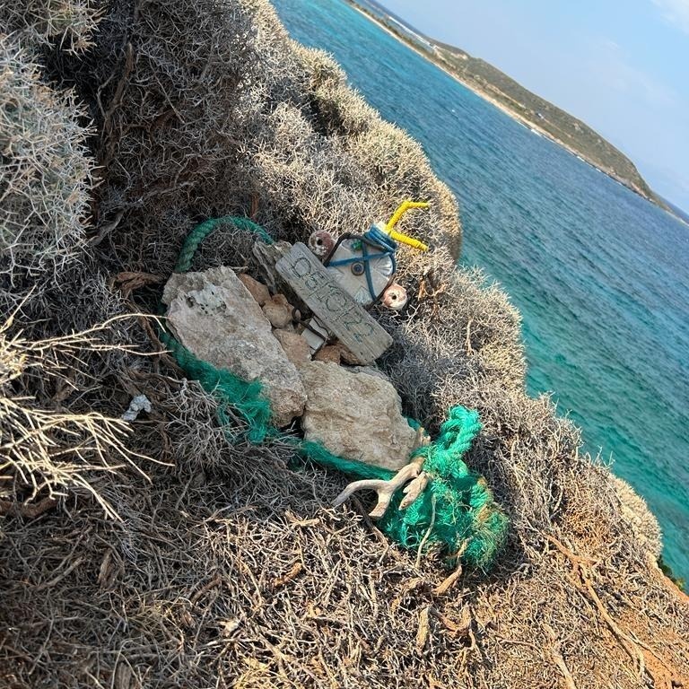 MauriceStierl's tweet image. “I stand here wanting to tell you so many words. But the waves behind me make me sad and I can’t find the words.” Incredibly touching account of a commemoration that took place in early October, remembering the #Kythira shipwreck. (📸 Marily Stroux) kithira.w2eu.net/2023/10/14/kyt…