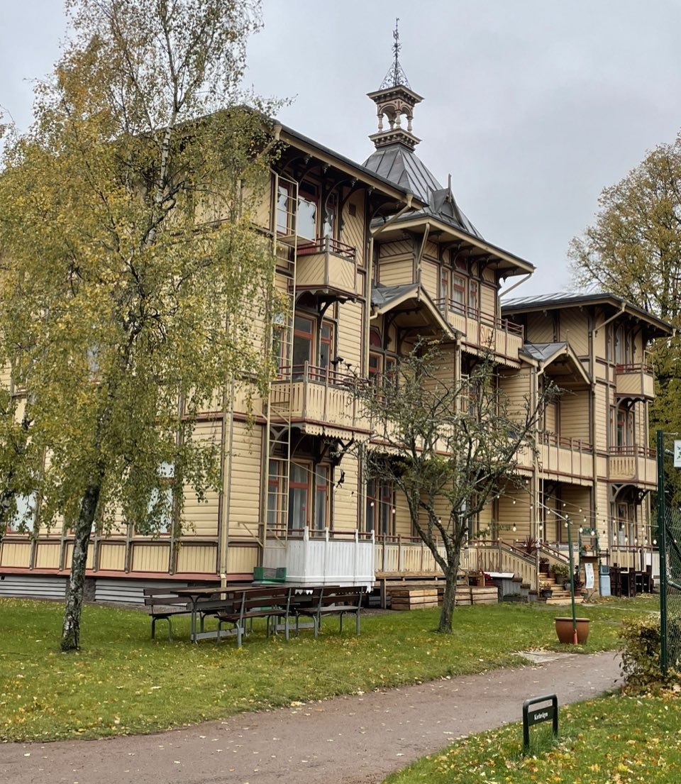 aktiechaffisen's tweet photo. Vi tillbringar helgen på Hotel Bellevue i mysiga Hjo. Riktigt trevligt👇😁Enjoy life👍 #Hjo #Fintwitt #Bellevue https://t.co/rRelcdUZwc