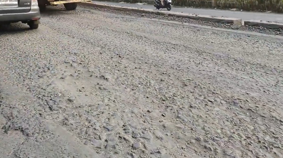 QueenofThane's tweet photo. You all pay Tolls and Taxes to get such road condition this is Ghodbunder Road condition.
@MMRDAOfficial @CMOMaharashtra can we get this road at least  better than what it is now? #thane #mumbai https://t.co/jQ9oMG0m7n